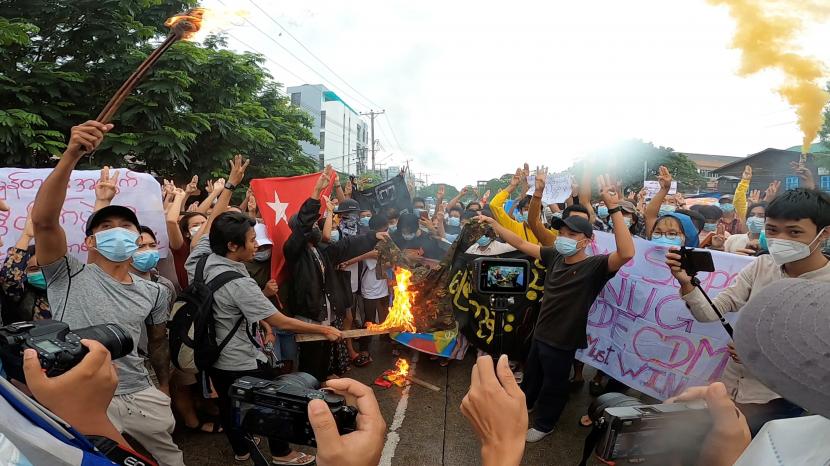 Demonstran berbaris di jalan selama protes di Yangon, Myanmar 1 Juli 2021,