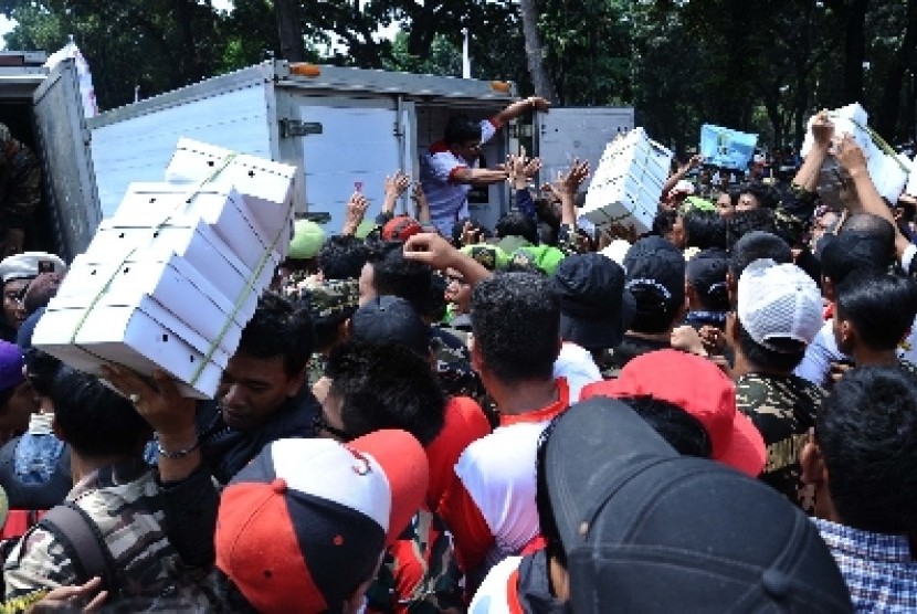 Demonstran berebut nasi kotak saat unjukrasa didepan Mahkamah Konstitusi (MK), Jakarta, Rabu (20/8). 