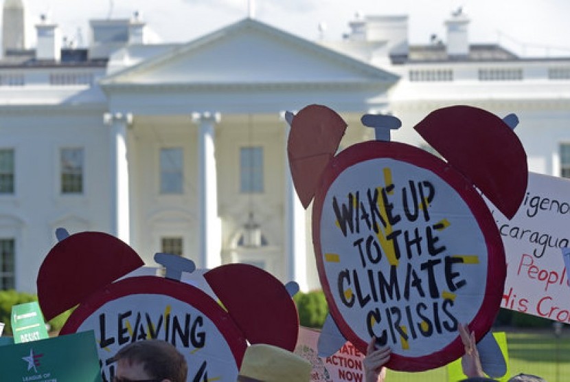 Demonstran berkumpul di luar Gedung Putih di Washington, Kamis, 1 Juni 2017 memprotes keputusan Presiden AS Donald Trump menarik diri dari perjanjian iklim Paris.