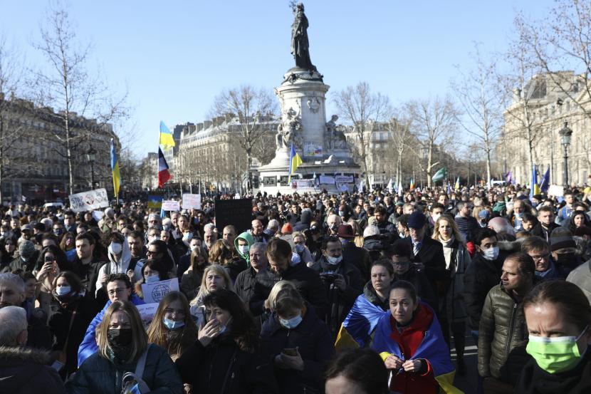 Demonstran berkumpul di Place de la Republique selama unjuk rasa memprotes invasi Rusia ke Ukraina, Sabtu, 26 Februari 2022 di Paris.