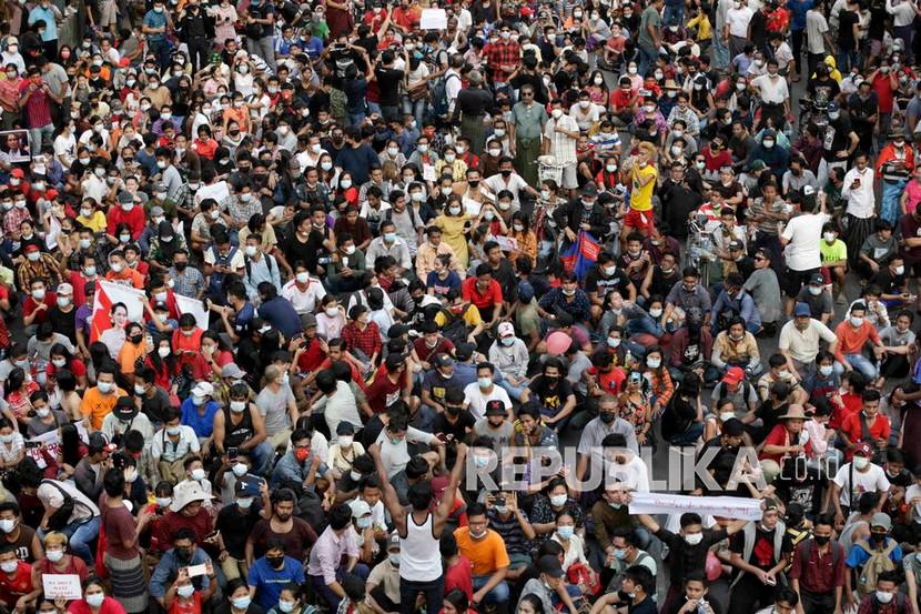 Demonstran berkumpul untuk memprotes kudeta militer di Yangon, Myanmar, Sabtu (6/2). Ribuan orang ambil bagian dalam protes di Yangon.