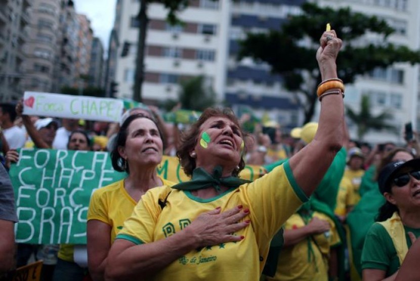 Demonstran Brasil di Pantai Copacabana, Rio de Janeiro turun ke jalan menuntut pemberantasan korupsi, Ahad, 4 Desember 2016.