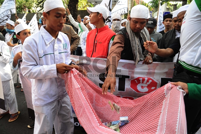 Demonstran dari berbagai ormas Islam melakukan pengumpulan sumbangan saat unjuk rasa di depan Kedutaan Besar Myanmar,Rabu (27/5).  (Republika/ Tahta Aidilla)
