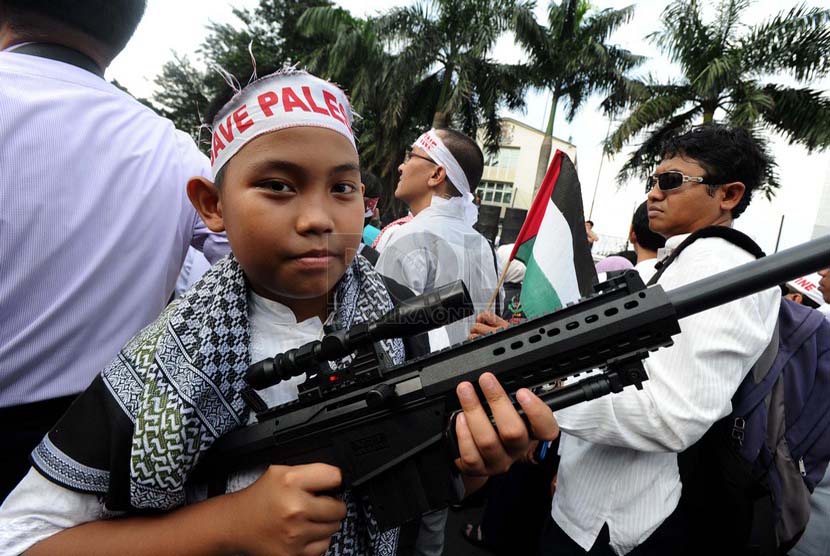 Demonstran dari Forum Silaturahmi Lembaga Dakwah Kampus (FSLDK) dan elemen masyarakat melakukan aksi simpatik di Bundaran HI,Jakarta, Jumat (11/7). (Republika/ Tahta Aidilla).