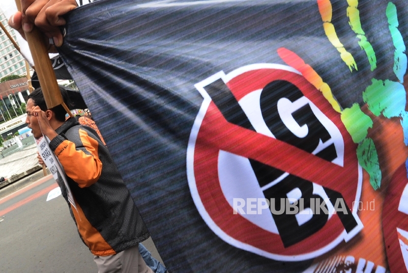  Demonstran dari Hizbut Tahrir Indonesia (HTI) melakukan aksi di Bundaran HI, Jakarta, Ahad (21/2).  (Republika/Tahta Aidilla)