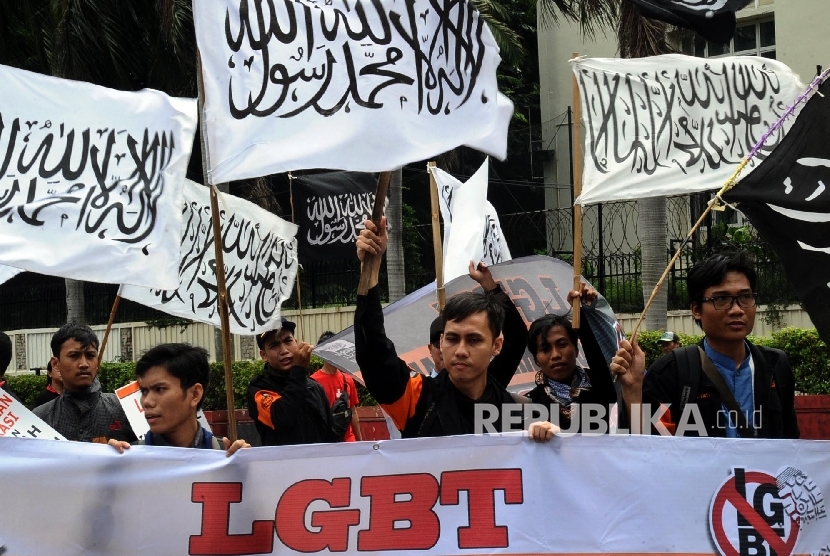 Anggota Hizbut Tahrir Indonesia (HTI) melakukan aksi di Bundaran HI, Jakarta Pusat.