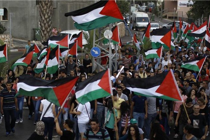 Demonstran dari kalangan Arab Israel menggelar aksi demonstrasi di Kota Sakhin, Israel, Senin (1/10). 