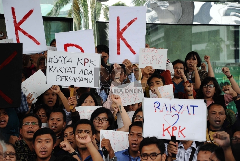 Demonstran dari Koalisi Masyarakat Sipil Anti Korupsi melakukan aksi simpatik di halaman kantor Komisi Pemberantasan Korupsi (KPK), Jakarta, Jumat (23/1). Mereka meminta segera membebaskan Wakil Ketua Bambang Widjojanto yang ditangkap oleh Bareskrim dan me