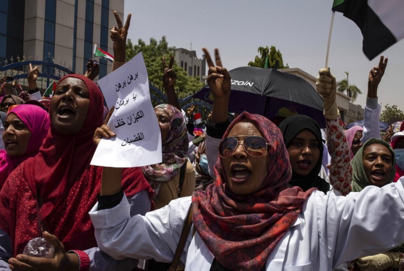 Demonstran dari profesi medis berunjuk rasa dan menduduki Armed Forces Square, di Khartoum, Sudan, Rabu (17/4). 