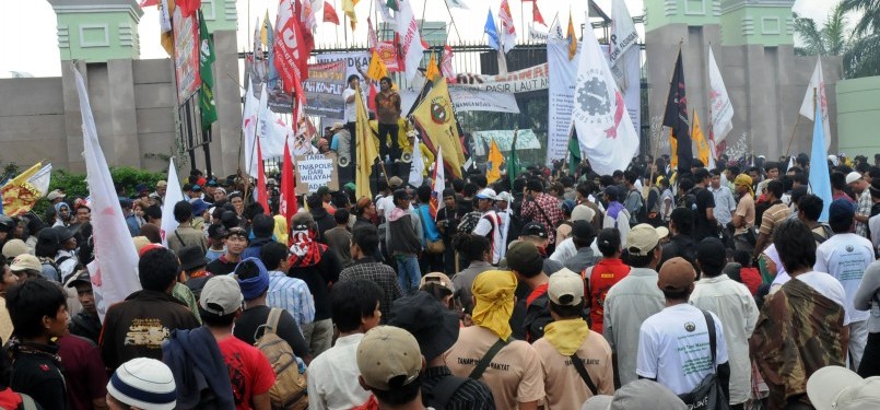 Demonstran dari Sekretariat Bersama Pemulihan Hak-Hak Rakyat Indonesia melakukan aksi unjuk rasa di depan gedung DPR, Jakarta, Kamis (12/1).(Republika/Tahta Aidilla)