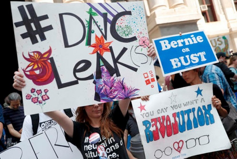 Demonstran di hari pertama konvensi Partai Demokrat di Philadelphia, AS