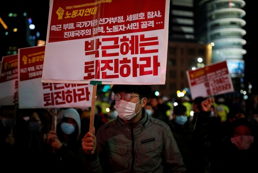 Demonstran di Seoul, Korea Selatan menuntut Presiden Park Geun-hye turun dari jabatannya.