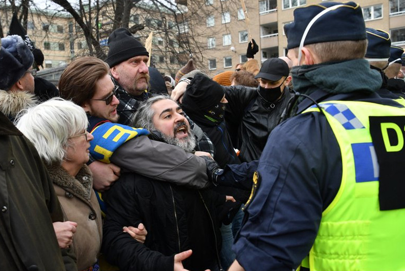 Demonstran di Swedia berunjuk rasa memprotes pembatasan sosial karena Covid-19. 