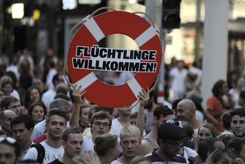 Demonstran di Wina, Austria membawa spanduk yang menyuarakan dukungan dan solidaritas bagi pengungsi, Senin (31/8).