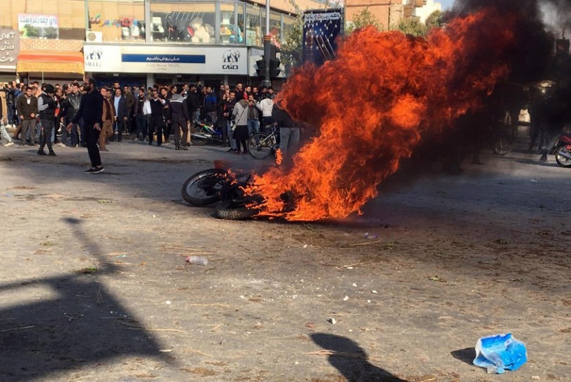 Demonstran Iran bentrok di jalan-jalan menyusul kenaikan harga bahan bakar di kota Isfahan, Iran .