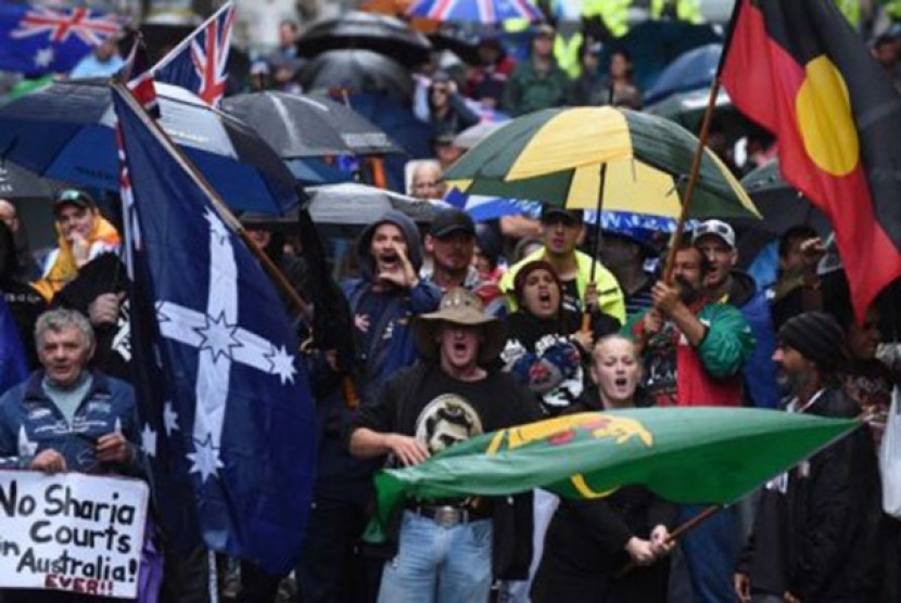   Demonstran kelompok Reclaim Australia berunjuk rasa di Sydney meski diwarnai hujan lebat.