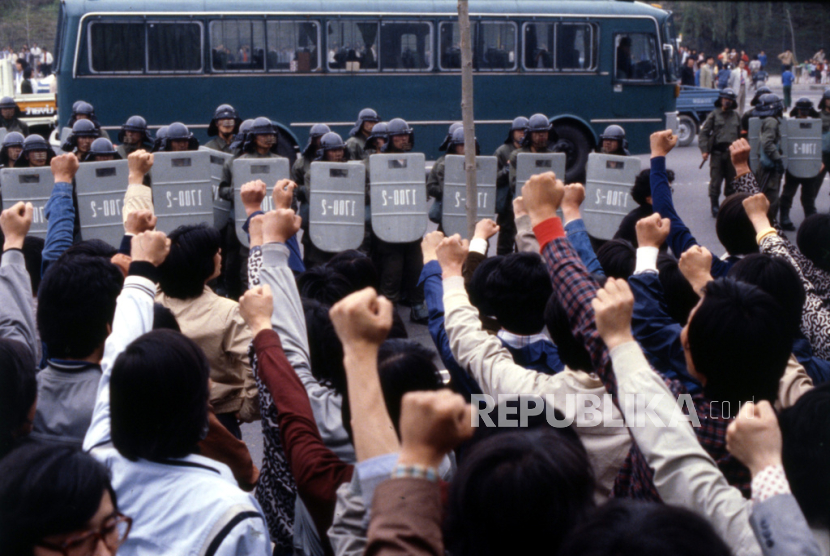 Demonstran mahasiswa menuntut pencabutan darurat militer dan pengunduran diri Perdana Menteri Shin Hyon-Hwack dan kepala Intelijen Pusat Korea Letnan Jenderal Chun Doo-Hwan, pada bulan Mei 1980