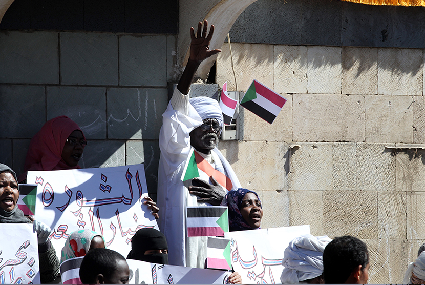 Demonstran melakukan aksi protes di Sudan. Ilustrasi