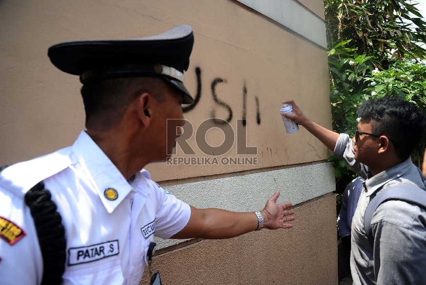  Demonstran melakukan aksi vandalisme saat unjuk rasa di depan kantor Freeport, Kuningan, Jakarta, Kamis (26/11). (Republika/Tahta Aidilla)