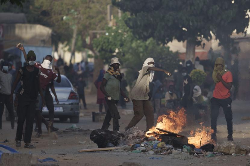 Demonstran melempari polisi dengan batu saat unjuk rasa di Dakar, Senegal, Sabtu, 3 Juni 2023.