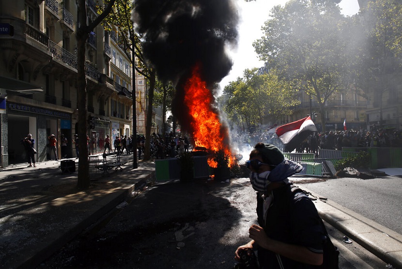 Demonstran membakar barikade saat demonstrasi perubahan iklim di Paris, Sabtu (21/9)