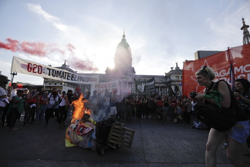 Demonstran memenuhi jalanan Buenos Aires, Argentina, memprotes pelaksanaan KTT G20 di kota tersebut.