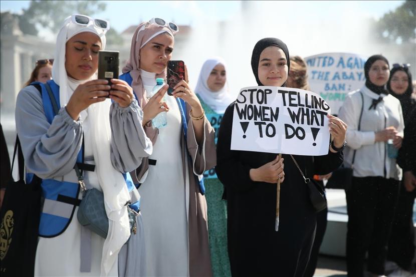 Demonstran memprotes larangan abaya di sekolah negeri Prancis di depan Kedubes Wina di Prancis, Ahad (17/9/2023).