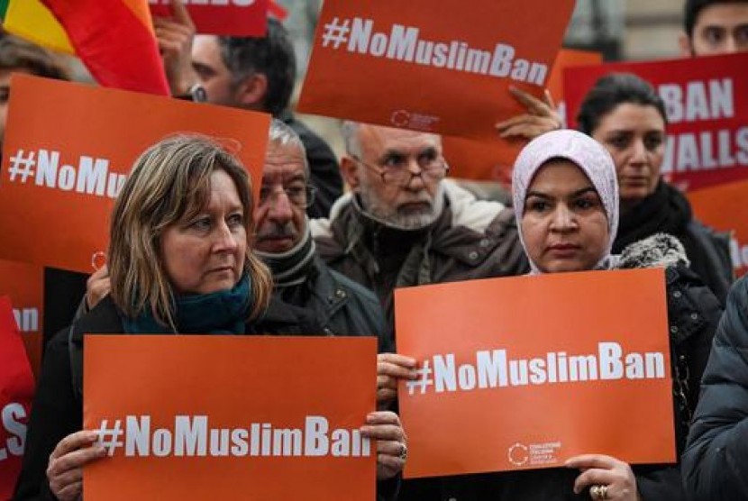 Demonstran memprotes perintah eksekutif Presiden AS Donald Trump yang melarang Muslim dari tujuh negara memasuki AS. Protes berlangsung di depan Kedubes AS di Roma, Italia, 2 Februari 2017.