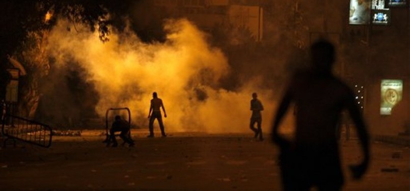 Demonstran mendapat serangan gas air mata polisi mesir saat mereka berunjuk rasa di depan kedutaan Israel.