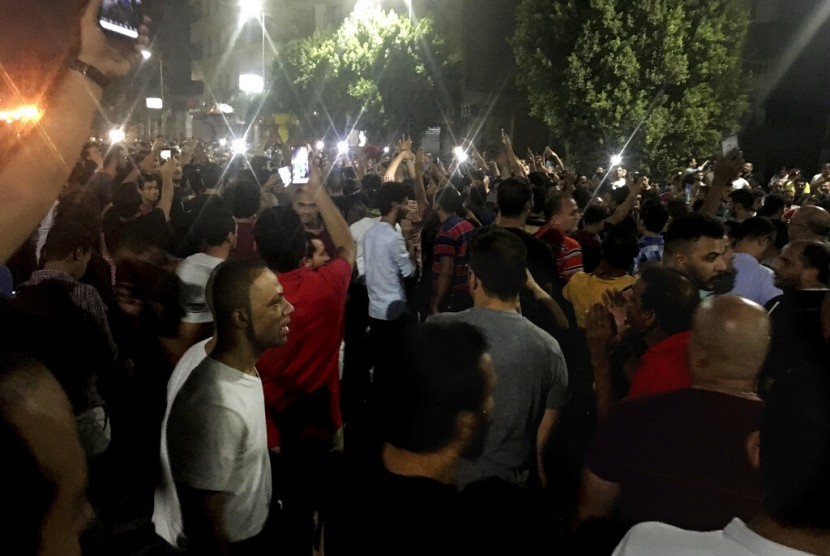 Demonstran meneriakkan slogan antipemerintah di Kairo, Mesir, Sabtu (21/9). Mereka menuntut Presiden Mesir Abdel-Fattah el-Sissi mundur.