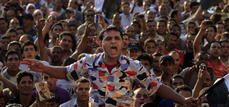 Demonstran meneriakkan slogan-slogan reformasi di Tahrir Square, Kairo, Mesir.