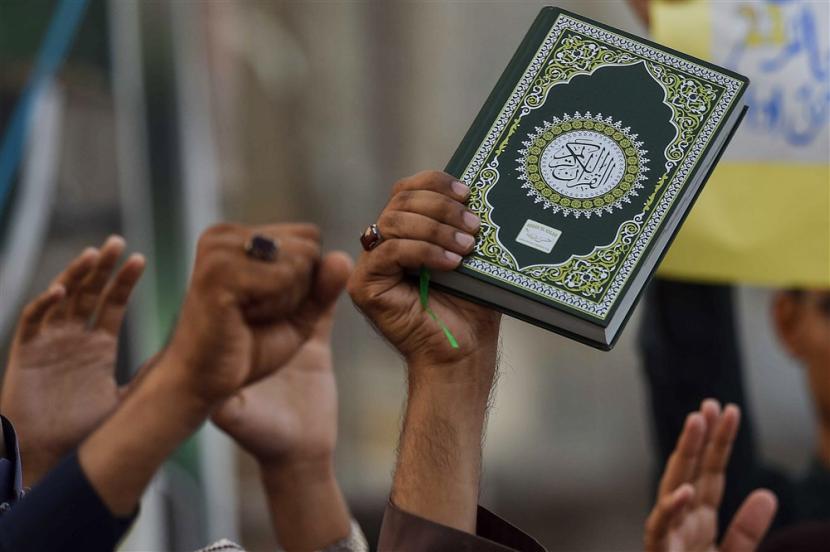 Penistaan terhadap Alquran kembali terjadi di Denmark. Kali ini seorang wanita kelahiran Iran, Firoozeh Bazrafkan merobek Alquran. 