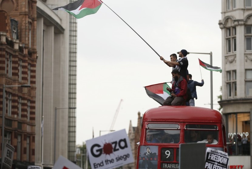 Demonstran mengecam aksi serangan Israel terhadap warga Palestina di Jalur Gaza di London, Jumat (11/7)