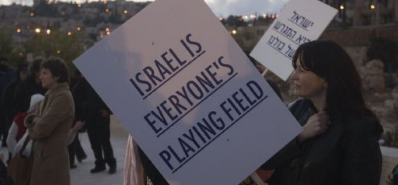 Demonstran mengecam suporter sepakbola Israel yang menghina seorang wanita Arab