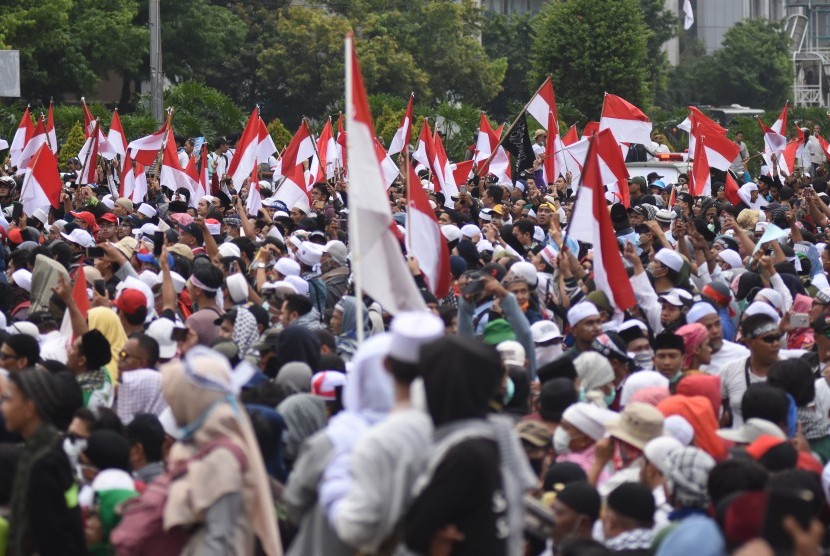 Demonstran menggelar Aksi 22 Mei di depan gedung Bawaslu, Jakarta, Rabu (22/5/2019). Aksi unjuk rasa itu dilakukan menyikapi putusan hasil rekapitulasi nasional Pemilu 2019.