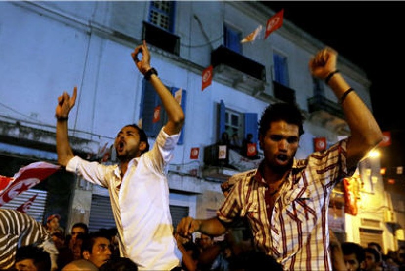 Demonstran menggelar aksi demonstrasi menuntut pemerintah bertanggung jawab atas penembakan politisi oposisi, Muhammad Brahimi, di Tunis, Tunisia, Kamis (25/7).