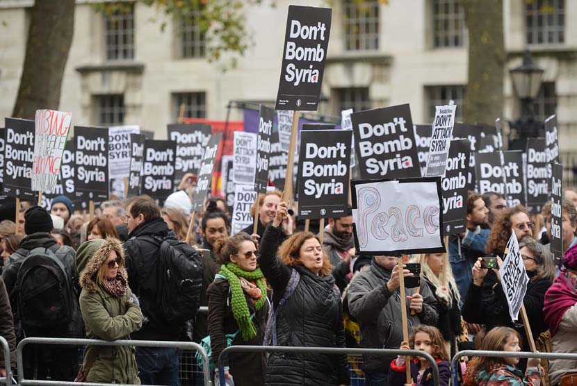 Demonstran menggelar aksi menentang rencana Inggris ikut menyerang Suriah di London, Inggris, Sabtu (28/11). 