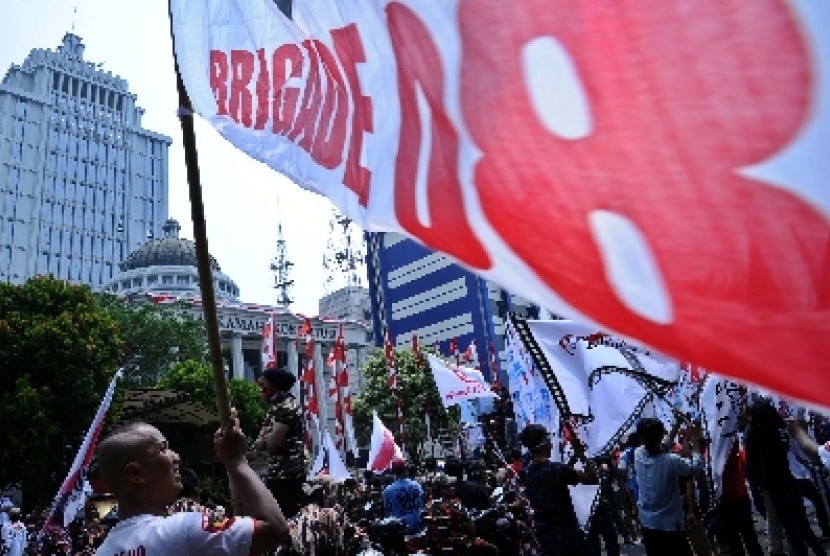 Demonstran mengibarkan bendera saat unjukrasa didepan Mahkamah Konstitusi (MK), Jakarta, Rabu (20/8).