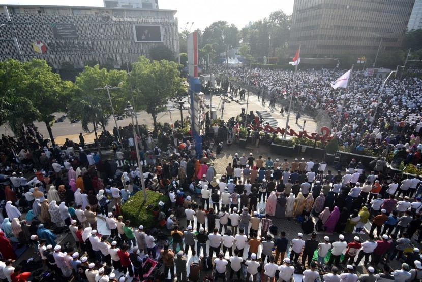 Demonstran menggelar Aksi 22 Mei di depan gedung Bawaslu, Jakarta, Rabu (22/5/2019). Aksi unjuk rasa itu dilakukan menyikapi putusan hasil rekapitulasi nasional Pemilu 2019.