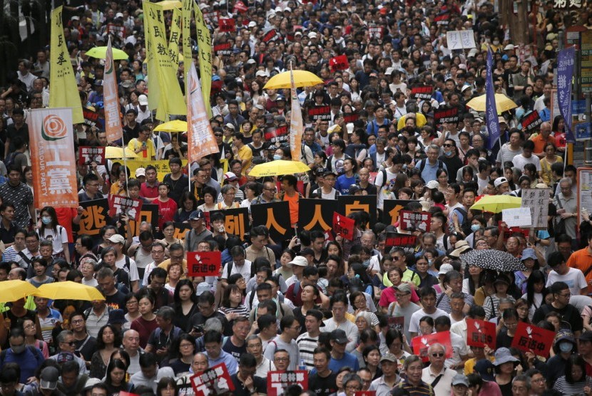 Demonstran menuntut penghapusan usulan peraturan ekstradisi yang akan mengizinkan warga Hong Kong dikirim ke Cina daratan untuk diadili di Hong Kong, Ahad (28/4).