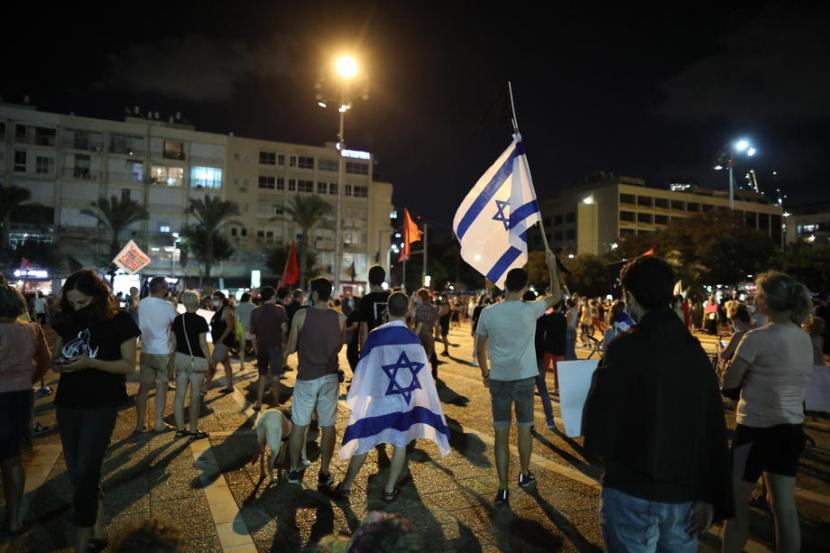 Puluhan ribu demonstran menuntut Perdana Menteri Benjamin Netanyahu untuk turun dari jabatannya, Sabtu (3/10).