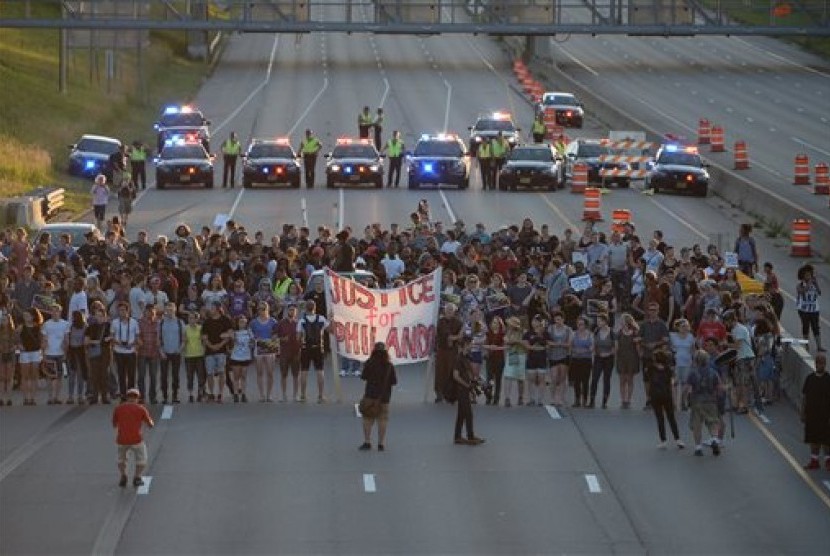 Demonstran menutup jalan Interstate 94 di St Paul, Minnesota, Sabtu, 9 Juli 2016. Akis itu dipicu terbunuhnya warga kulir hitam oleh polisi di Minnesota and Louisiana.