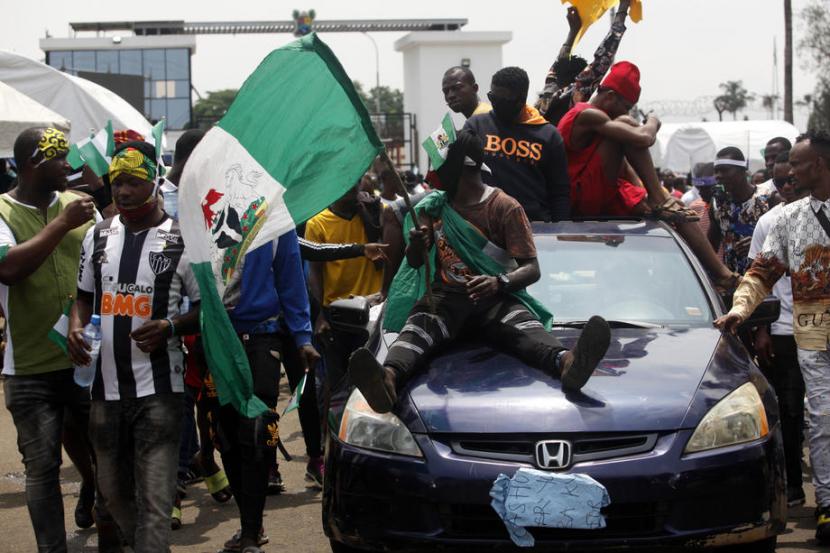 Demonstran menyerukan reformasi penegakan hukum dilakukan di Nigeria.