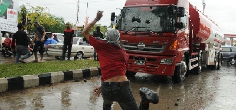 Demonstran merusak truk pengangkut BBM Pertamina saat menggelar unjuk rasa menolak rencana pemerintah menaikkan harga Bahan Bakar Minyak (BBM) per 1 April. 