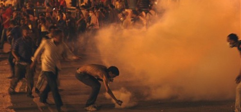 Demonstran Mesir terlibat bentrok dengan aparat kepolisian di Lapangan At-Tahrir, Kairo, Selasa (28/6) tengah malam waktu setempat.
