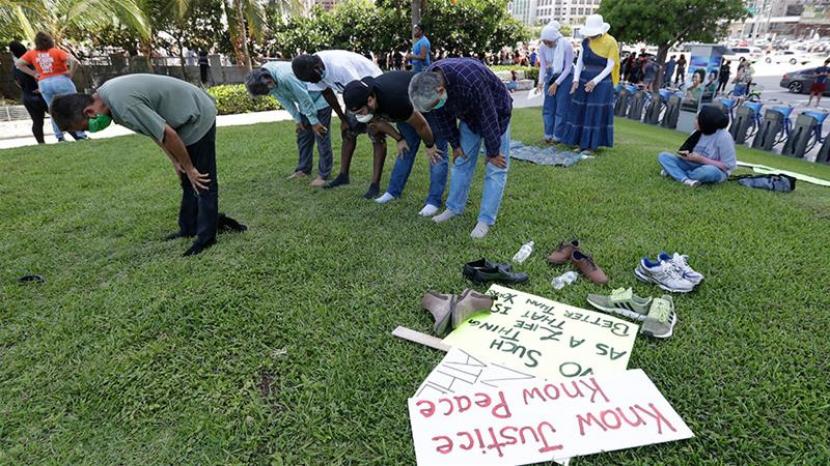 Demonstran Muslim AS sholat berjamaah sebelum bergabung dalam protes menentang rasialisme yang menewaskan pria kulit hitam George Floyd di Miami, Florida, AS.