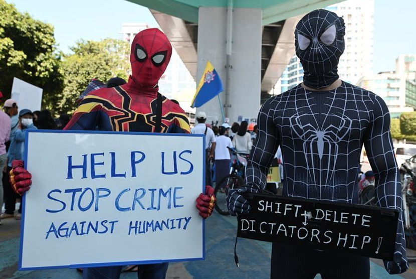 Demonstran Myanmar gunakan kostum Spiderman untuk menghindari penanangkapan.