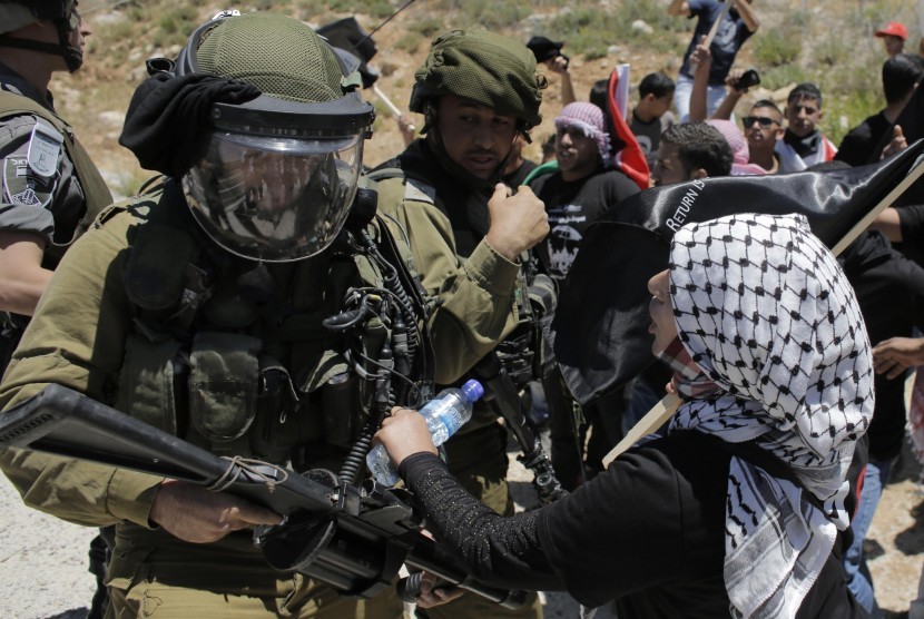 Demonstran Palestina bersitegang dengan tentara Israel saat perayaan Nakba di El Walaja, Tepi Barat, Palestina, Kamis (15/5).  Kisah Peristiwa Nakba Jadi Sorotan di Festival Film Palestina