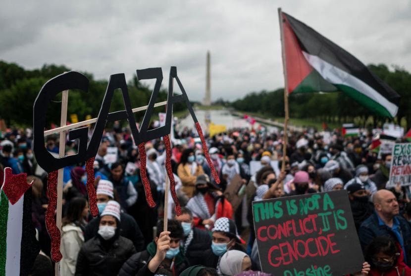 Ribuan Warga Washington Minta Bantuan untuk Israel Diakhiri. Demonstran pendukung Palestina menggelar aksi di Lincoln Memorial di Washington, DC, 29 Mei 2021.