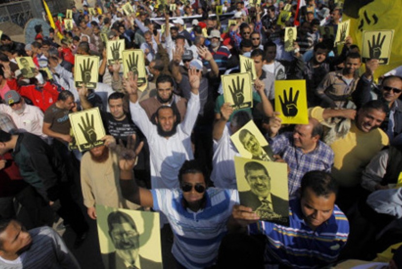 Demonstran pendukung Presiden Mursi saat memperingati dua tahun tragedi Rabaa di Mesir, Kamis (13/8).